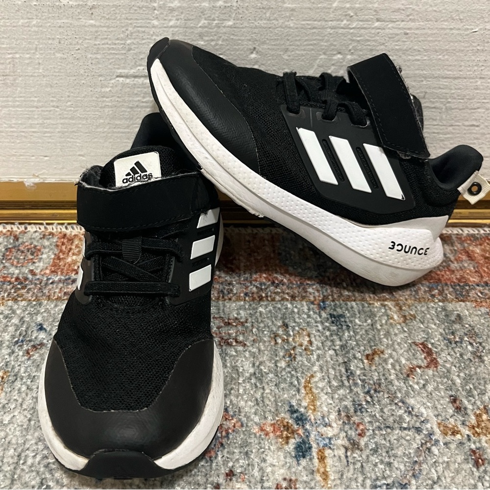 Boys Adidas Sneakers - Picture 2 of 5